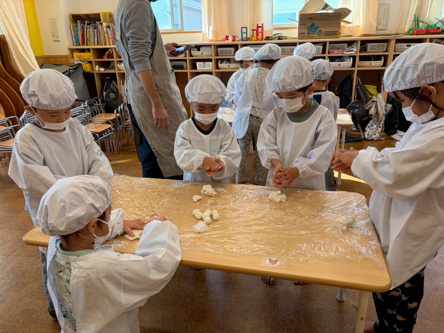 まゆ玉作りに夢中です！